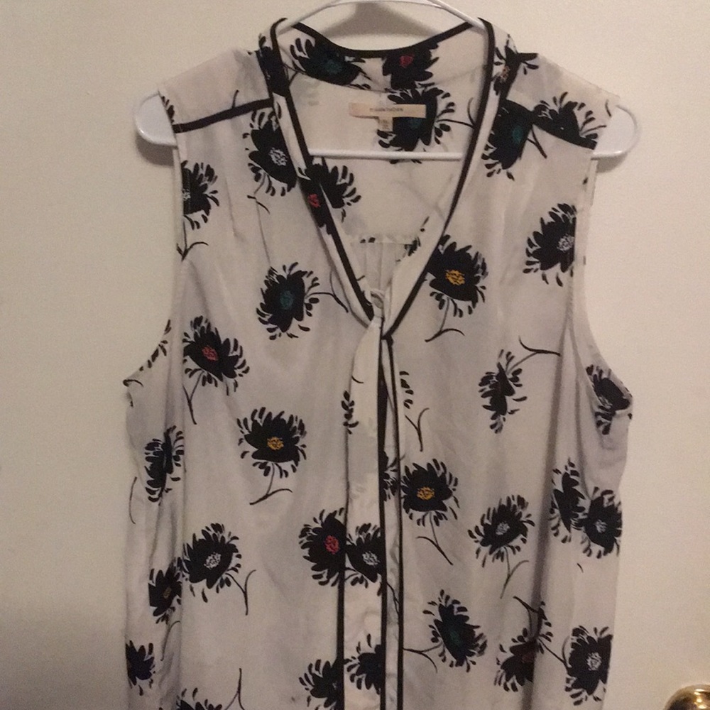 Cute no sleeve blouse